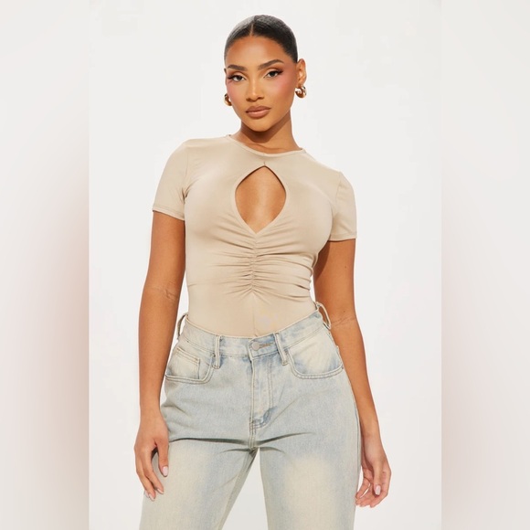 Women’s Stand Out Short Sleeve Crewneck Thong Bodysuit | Color: Taupe | NEW/NWT! - Picture 3 of 9